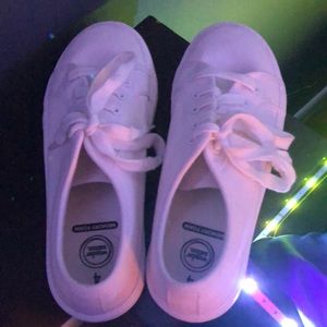 I’m selling these white shoes.
